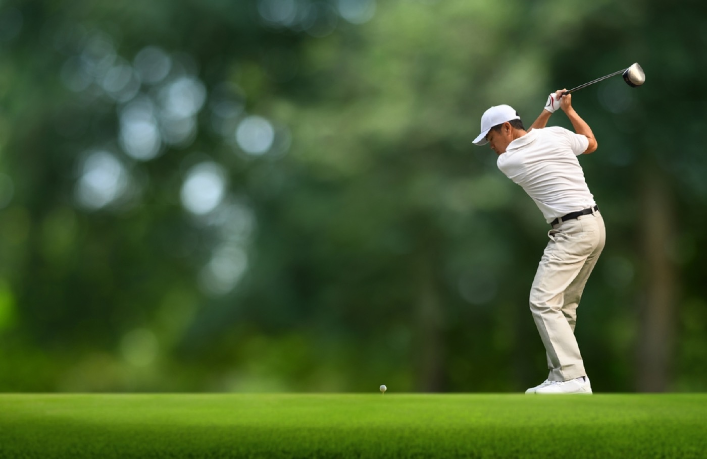 Golfer at the top of the backswing on a fairway