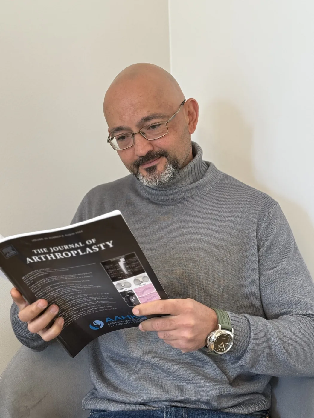 Dr. Rami Madanat reading the Journal of Arthroplasty